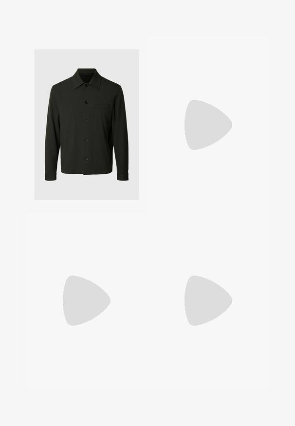 Dunkelgrünes Langarmhemd mit Knopfleiste, Kragen und Brusttasche auf einem einfarbigen hellen Hintergrund.; Schwarzes Baumwoll-T-Shirt, kurze Ärmel, Rundhalsausschnitt, leicht, lockere Passform, glatte Textur, keine sichtbaren Muster oder Akzente.; Schwarze weit geschnittene Hose mit hoher Taille, Knopfverschluss und Falten vorne, auf weißem Hintergrund präsentiert.; Schwarzer Leder-Slipper mit dicker Gummisohle und klassischem Penny-Detail an der Riemen, von der Außenseite gezeigt.