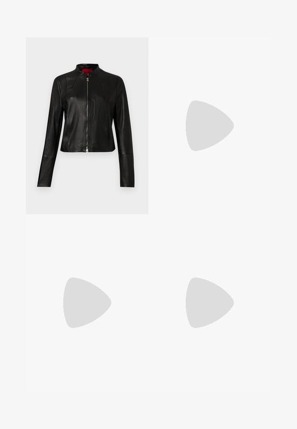 Veste en cuir noir avec col montant et fermeture éclair frontale. Texture lisse, manches longues et coupe courte.; Haut blanc à manches courtes en coton avec un détail de nœud à l'avant. Doté d'accents aux épaules et d'un col rond. Texture lisse.; Pantalons noirs à jambes droites avec une coupe slim et des bretelles noires scintillantes attachées à la taille sur un fond blanc.; Sandale noire à talon haut avec sangle à la cheville, suspendue au-dessus d'un sol en carreaux de bois à l'extérieur, avec un arrière-plan flou de verdure et de pierre.