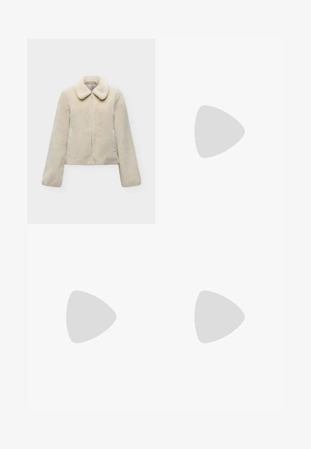 Chaqueta de piel sintética de color crema con cremallera frontal y un cuello ancho, mostrada sobre un fondo gris claro.; Camiseta marrón de manga corta con cuello redondo, ajuste holgado, diseño sencillo y sin logotipos ni patrones visibles sobre un fondo blanco liso.; Vaqueros de tiro alto y pierna ancha en color azul claro, con cierre de botón y cremallera, bolsillos delanteros y traseros, y trabillas para cinturón.; Zapatos de tacón slingback de charol marrón con punta afilada, tacón delgado y correa ajustable con una pequeña hebilla.