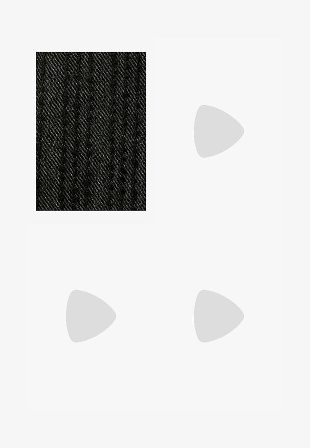 Tejido texturizado de espiga negro con un patrón sutil. El material parece tejido, mostrando finas líneas verticales y diagonales.; Vestido de manga larga, de color verde oscuro, con un cuerpo ajustado y una falda recogida y fluida. Confeccionado con una tela de textura suave. Escote redondo.; Bota de cuero marrón hasta la rodilla con puntera redonda y tacón apilado. Presenta una textura suave y detalle de costura lateral.; Bolso de mano de imitación cuero negro con textura de cocodrilo, parte superior fruncida y correa arrugada. Presenta un diseño suave y compacto.