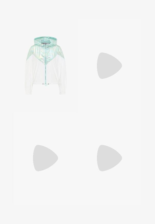 Hvid jakke med iriserende lyseblå hætte og øvre brystpanel, frontlynlås, snøre i taljen og elastiske manchetter på ærmerne.; SOMETHINGNEW SNBABE TUBE SEQUIN CORSET - Top - moonstone; Even&Odd by Zalando Shorts - silver; Beige sneakers med tekstureret overflade, pyntet med små hvide perler, flad hvid gummisål og snørebånd design. Enkel, rund form.