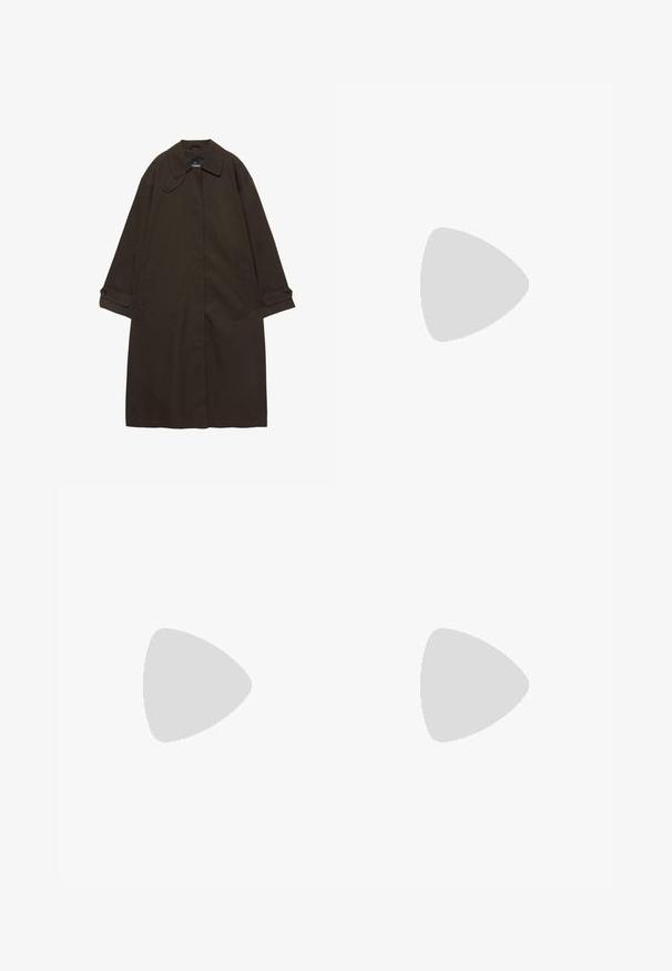 Donkerbruine lange trenchcoat met brede kraag, geruite manchetten, verborgen voorzijde sluiting en zijzakken, plat liggend op een witte achtergrond.; Zwarte T-shirt met korte mouwen, gemaakt van katoen. Heeft een ronde hals en een relaxte pasvorm met een soepele, matte textuur. Geen zichtbare patronen of logo's.; Zwarte wijde broek met riemlussen, knoop aan de voorkant en rits, plat neergelegd op een witte achtergrond.; Zwarte leren loafers met een ronde neus, voorzien van een franjesdetail en een decoratieve band aan de voorkant, geplaatst op een chunky hak.