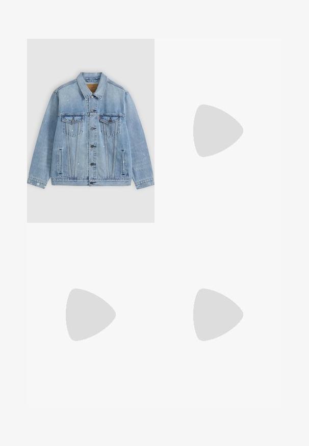 Lyseblå denimjakke med knapper foran, to brystlommer med klapper, sidelommer og små hvide malingstænk detaljer.; Lysblå denimskjorte med lange ærmer, knap-ned krave, to brystlommer og kontrastsyetning. Rundet kant og klassisk pasform.; Mørkeblå denimjeans med lige ben, der har fem lommer, knaplukning og diskret blegeteffekt langs lårene.; Hvide lædersneakers med perforeret design, sort hæl accent og mellemsål. Har rund tå og seks snøreøjer.