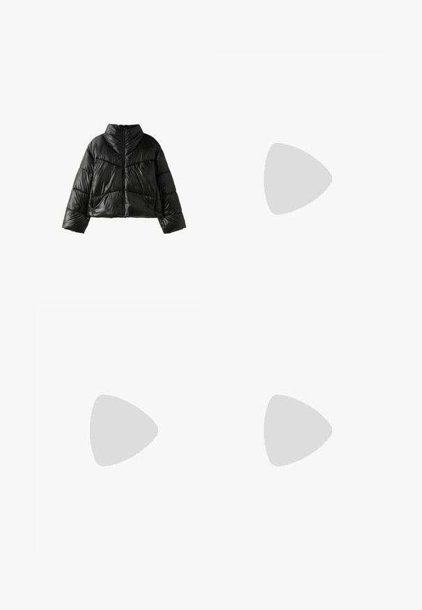 Doudoune noire brillante avec col montant, fermeture éclair sur le devant et coutures matelassées diagonales et horizontales, présentée sur fond blanc.; Sweat-shirt gris en mélange de coton, avec un col rond, des manches longues bouffantes, et des bord-côtes au niveau des poignets et de l'ourlet.; Jean en denim noir à jambes larges avec rivets en cuivre, cinq poches et fermeture par boutons. Texture douce et robuste, coupe droite de la taille à l'ourlet.; Chaussure de sport en mesh blanche avec des accents argentés, des coutures bleu clair et un logo swoosh noir. Elle possède un col rembourré et une semelle texturée.