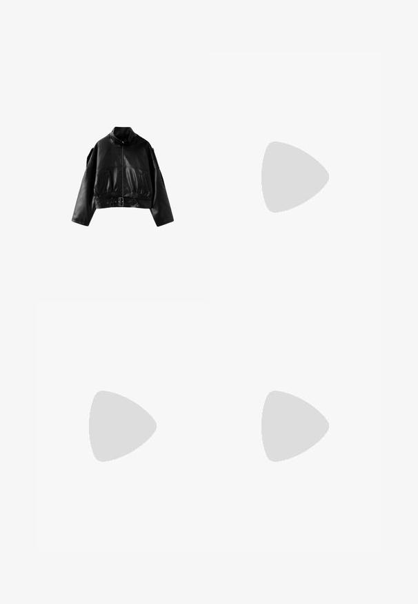 Schwarze, kurze Jacke aus Kunstleder mit langen Ärmeln, Frontreißverschluss, zwei Seitentaschen und einem taillierten Gürtel.; Schwarzes trägerloses Kleid aus dehnbarem Stoff, das ein tailliertes Oberteil und einen ausgestellten Saum aufweist, mit gerafften Seitendetails für zusätzliche Textur.; Schwarze knielange Stiefel aus glattem Synthetikmaterial mit einem dicken Blockabsatz und einem schlanken Design mit elastischem oberen Rand.; Schwarze rechteckige Brille mit klaren Gläsern. Glänzende Oberfläche, schmale Bügel und lila Tönung an den Rändern der Gläser sichtbar.