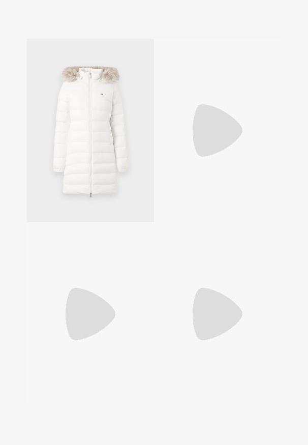 Weißer gesteppter langer Wintermantel mit Frontreißverschluss und beige Kunstpelzbesetzter Kapuze, mit kleinem Logo auf der Brust.; Schwarzer Pullover mit langen Ärmeln und Zopfmuster, Rundhals und kleinem rechteckigem Logo mit rotem, weißem und blauem Flaggenmotiv auf der linken Brust.; Dunkelblaue Denim-Jeans mit geradem Bein, hoher Taille, fünf Taschen und kontrastierenden Nähten. Ohne Verzierungen.; cremefarbiger Lederslingback-Flachschuh mit rundem Zehenbereich und kleinem goldfarbenem Emblem am Riemen.