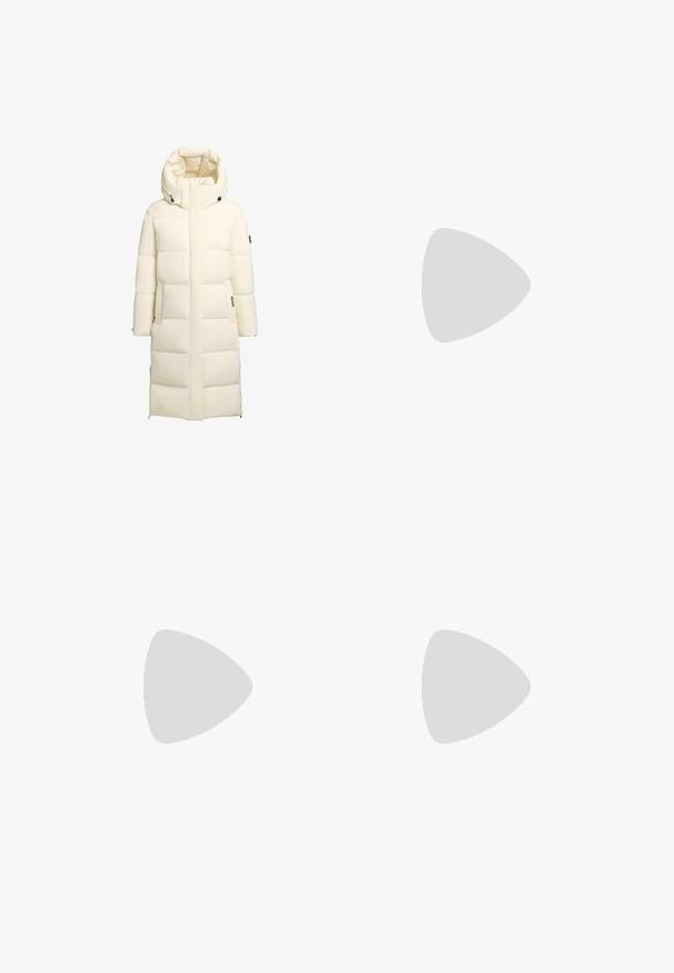 Manteau en duvet blanc avec un col haut et une fermeture éclair. Il dispose de deux poches avant et d'un design mi-long avec une texture matelassée.; Pull-over en polaire beige avec un col montant, un zip court à l'avant et une fermeture éclair noire avec logo. Présente le logo "Polartec" sur la manche. Texture lisse.; Salopette noire imperméable avec bretelles réglables, fermeture zippée à l'avant, deux poches latérales et poignets élastiques aux chevilles.; Botte imperméable marron avec doublure en faux fur, œillets en métal et semelle en caoutchouc noir texturé. Présente un devant lacé et un détail de sangle sur le côté.