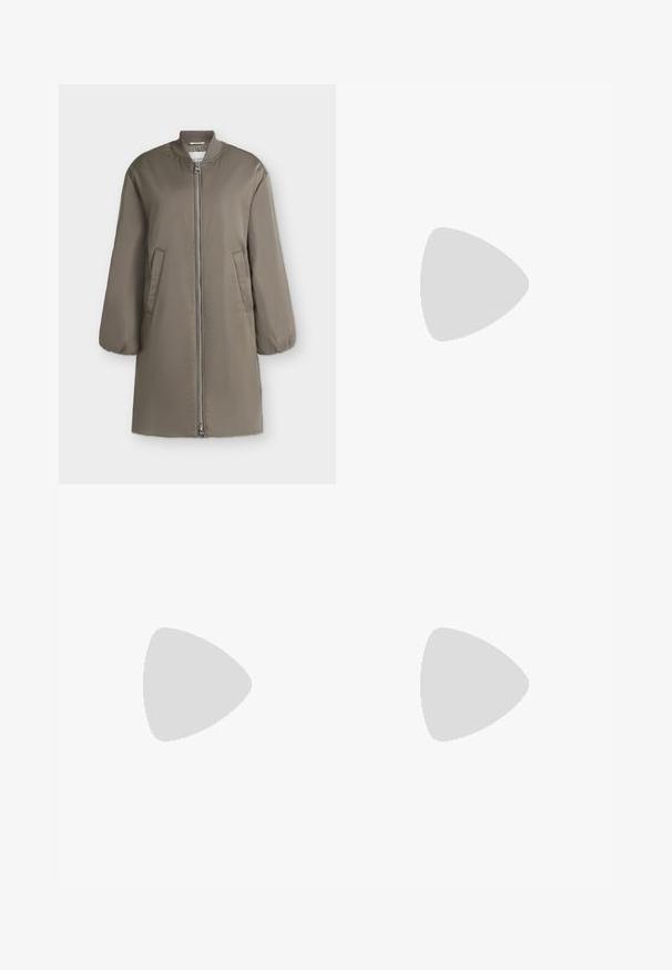 Lange khaki bomberjack met geribbelde kraag, ritssluiting aan de voorkant, twee schuine heupzakken en elastische manchetten, getoond op een effen achtergrond.; Wit T-shirt met lange mouwen, gemaakt van ribgebreide katoen, met een ronde halslijn en een rechte zoom. Eenvoudig ontwerp zonder patronen of accenten.; Lichtblauwe spijkerbroek met een hoge taille, brede pijpen, klassieke vijfzakkenstijl en subtiele vervaging in de stof.; Zwarte enkelboot van glanzend leer, met een slank ontwerp, spitse neus en een gematigde blokhak voor stabiliteit.