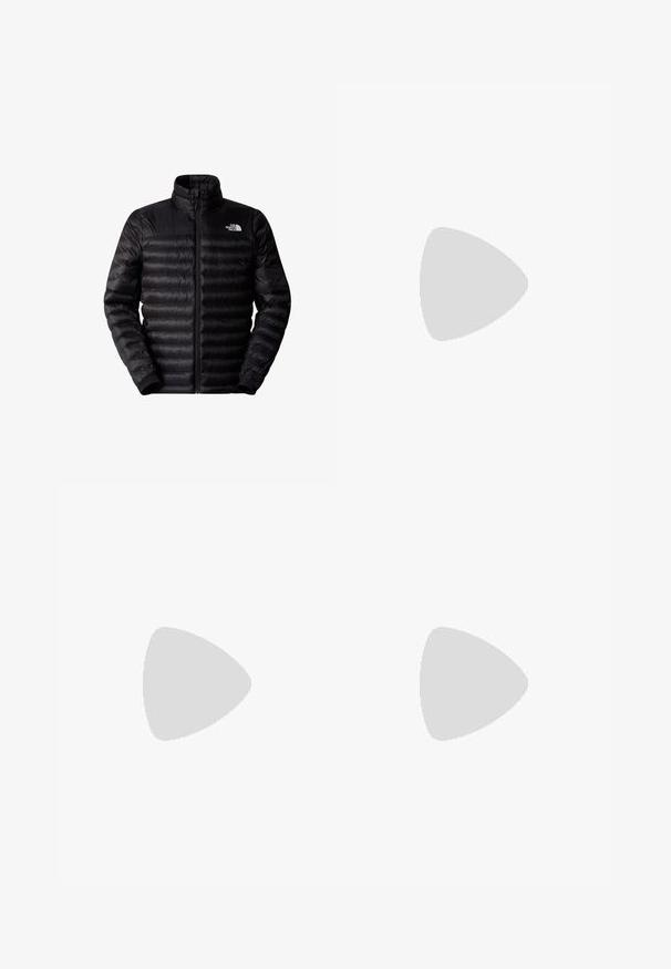 Schwarze isolierte Jacke mit Reißverschluss, hohem Kragen und horizontalem Steppmuster. Verfügt über elastische Bündchen und ein Logo auf der oberen linken Brust.; Schwarzer Fleece-Hoodie mit Kängurutasche, verstellbarer Kapuze und besticktem Logo auf der linken Brust. Weiche Textur und lässige Passform.; Schwarze Cargo-Shorts aus leichtem Stoff, ausgestattet mit zwei Seitentaschen, zwei Cargotaschen und einem Markenlogo am unteren rechten Bein.; Schwarzer Slipper mit gestepptem Design, aus gepolstertem Material gefertigt. Verfügt über eine strukturierten Gummisohle und eine kleine Lasche hinten.