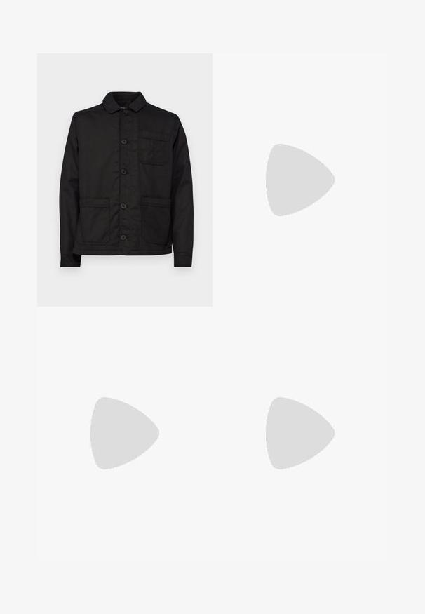 Veste en coton noir avec un col, à fermeture par boutons à l'avant et une poche poitrine unique. Dotée de deux poches plaquées à l'avant et d'un ourlet plat.; T-shirt en coton blanc, à manches courtes, col rond. Présente un logo en texte noir "JACK & JONES" sur la poitrine gauche. Design simple et sobre.; Jean en denim bleu à coupe slim, style cinq poches, fermeture à bouton à l'avant, et décoloration subtile sur les cuisses et les genoux.; Des baskets en cuir blanc avec une finition lisse, un bout rond, des lacets plats et une semelle texturée. Accents en daim gris au niveau du talon.