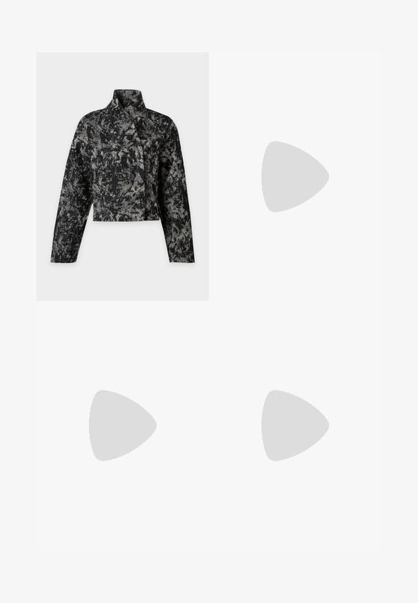 Sort og grå tekstureret cropped jakke med lange ærmer, høj krave og abstrakt mønster, vist på en ensfarvet grå baggrund.; Peplum-top lavet af camouflagemønstret stof i grønne og beige nuancer, med en tætsiddende overdel og en fladret, rynket kant.; Sort brede bukser lavet af letvægtsmateriale, der har teksturerede mønstre på siderne og lynlåsåbninger ved kanten.; Sort flad sko med spids tå, lavet af tekstureret stof, med en sløjfeaccent og en lille, rund hæl. Elastisk rem ved anklen.