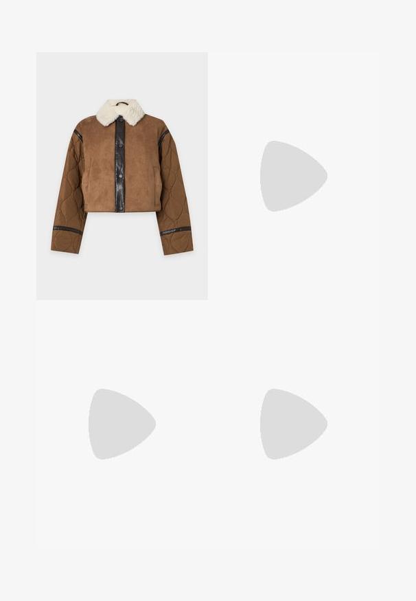 Chaqueta corta marrón con mangas acolchadas, panel negro con botones y cuello de piel sintética blanca sobre un fondo liso.; Camisa negra de manga larga con botones y cuello puntiagudo, con un dobladillo ligeramente curvado, presentada sobre un fondo liso de color gris claro.; Pantalones de pierna ancha hechos de suave cuero sintético marrón. Presentan una cintura alta, cuatro bolsillos y una cremallera frontal. Textura lisa y diseño minimalista.; Zapato de tacón abierto trasero beige con punta puntiaguda, tiras finas y hebilla plateada sobre un tacón de aguja negro de altura media sobre fondo blanco.
