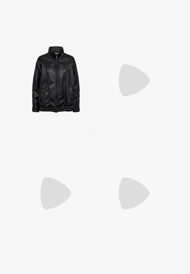 Schwarze Lederjacke mit hohem Kragen, Frontreißverschluss, zwei Seitentaschen und verstellbarem Gürtel an der Taille, vor weißem Hintergrund dargestellt.; Weißes Langarmoberteil mit einem Überlappungsdesign und einer Tasche. Hergestellt aus einem glatten, elastischen Material. In einem lässigen, entspannten Schnitt.; Schwarze, weit geschnittene, cropped Hosen mit Vorderfalten, Gürtelschlaufen und einem Knopfverschluss an der Taille.; Schwarzer Gummistiefel bis zum Knie mit runder Zehe, leichtem Absatz und einer Schnallenriemen. Auf der Vorderseite befindet sich das "HUNTER"-Logo.