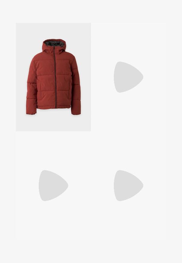 Herre rustfarvet dunjakke med frontlynlås, fasthætte hætte og to sidelommer på en ensfarvet lys baggrund.; Beige langærmet strikket sweater med tekstureret vaffelmønster, rund halsudskæring samt ribstrikkede manchetter og kant.; Lysblå denim jeans med lige ben, let falmet, fem lommer og bæltestropper. Har stikninger som accent og knaplukning.; Hvide sneakers med sorte og grå detaljer, med en tekstureret grå tåhætte, sort gummisål og flade hvide snørebånd. Rent design, minimalistisk stil.