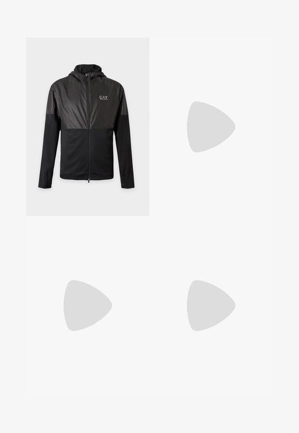 Musta vetoketjullinen huppari, kiiltävät yläosan rinta- ja olkapaneelit sekä valkoinen EA7 Emporio Armani -logo vasemmassa rinnassa.; Mustapaita, jossa on pitkä hiha ja beigepohjainen ruutukuosi. Varustettu napitetulla etuosalla ja klassisella kauluksella. Silkkinen rakenne, minimalistischinen muotoilu.; Mustat, tekstuuriset, leveälahkeiset housut, joissa on sileä pinta ja näkyvät saumat; mukana on tagi, joka on kiinnitetty hopeisella metallikoukulla.; Valkoinen nahkakengät, joissa on teksturoitu pinta, pyöreä kärki, litteä valkoinen pohja ja sävyyn sopivat nauhat. Hieman huomaamaton brändäys kielen kohdalla.