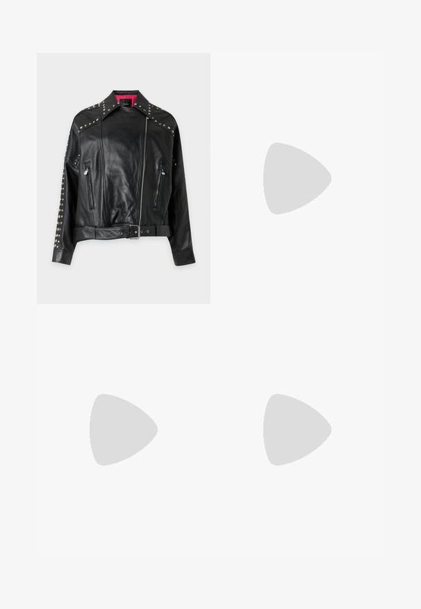 Chaqueta de motorista de cuero negro con tachuelas plateadas en el cuello y las mangas, cremallera asimétrica frontal, dos bolsillos con cremallera y un cinturón en la cintura.; Camiseta corta negra hecha de tela translúcida, con mangas cortas y escote redondo. Superficie texturizada y dobladillo sólido en contraste.; Pantalones de cuero negro con un diseño ajustado, que presentan costuras diagonales y recortes en los lados. Piernas rectas con un cierre de botón en la cintura.; Koi Footwear SHACKLED SHADOWS HEAVY DUTY CHAIN - Botines camperos - black