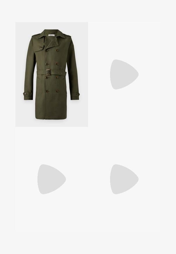 Oliven grøn dobbeltbrystet trenchcoat med brune knapper, en belagt talje og epauleter på skuldrene. Glat, tekstureret stof.; Sort langærmet skjorte lavet af glat stof, med en knap-ned krave og frontknapper, en buet kant og skræddersyet pasform.; Beige bukser i tekstureret stof med en baglomme, lukket med en sort knap. Subtile syninger langs lommen.; Sort lædersko med dobbelte spænderemme, rundet tå og tekstureret, tyk gummisål. Minimalistisk design med kontrasterende blåt indre.