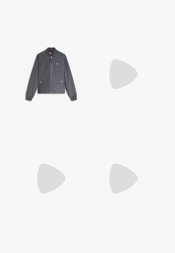 Harmaa vetoketjullinen bomber-takki, jossa on resorit hihansuissa ja kauluksessa, kaksi etutaskua painonapeilla sekä pieni Tommy Hilfiger -logo rintakehässä.; Valkoinen lyhythihainen Tommy Hilfiger -t-paita, jossa on pieni logo ja teksti vasemmassa rinnassa, jossa lukee "Tommy Hilfiger New York City NY."; Mustat farkut, joissa on suora lahje, keskikorkea vyötärö, viisi taskua ja nappikiinnitys. Hieman haalistunut rakenne kauttaaltaan.; Vaaleanharmaat lenkkarit, joissa on sileä synteettinen päällinen, pyöreä kärki ja tekstuurinen vaalean kerma midsole. Vaalean ruskeat yksityiskohdat kantapäässä.