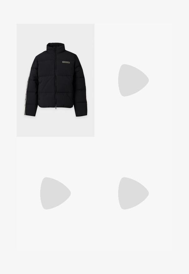 Sort polstret jakke med frontlynlås, høj krave og logo-patch på brystet med mønstrede striber langs ærmerne.; Marineblå poloshirt lavet af bomuld med klassisk krave, to-knaps placket og hvide stribede accenter på ærmerne. Lille logo på brystet.; Sorte sweatpants lavet af en bomuldsblanding, med elastisk talje, smalle ben, ribbede manchetter og hvidt logo print langs siden.; Hvid sneaker med en glat læderoverdel, rund tå, snørebånd, teksturerede sideaccenter og en tyk gummisål. Minimalistisk design.