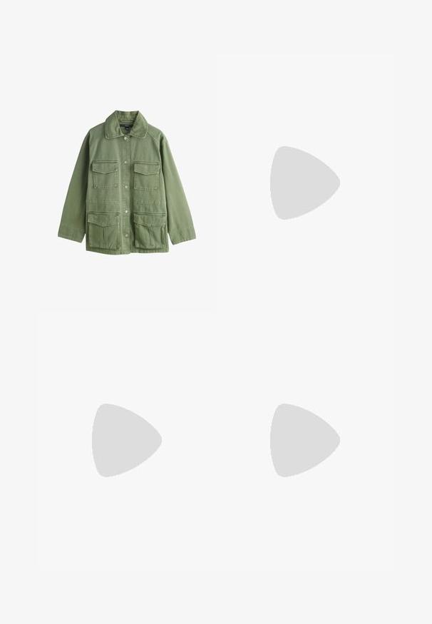 Olivgrüne Jacke mit Knopfverschluss und vier Klappentaschen, mit klassischem Kragen und langen Ärmeln.; Beiges langärmliges Hemd mit Knöpfen, zwei Brusttaschen und klassischem Kragen, hergestellt aus leichtem Stoff.; Braune weitbeinige Hosen aus einem strukturierten Baumwollgemisch, mit einer vorderen Knopfschließe und einem Standard-Taillendesign.; Hellbeiger Wildleder-Desert-Boot mit zwei Ösen und Kautschuksohle, seitlich auf neutralem weißem Hintergrund dargestellt.