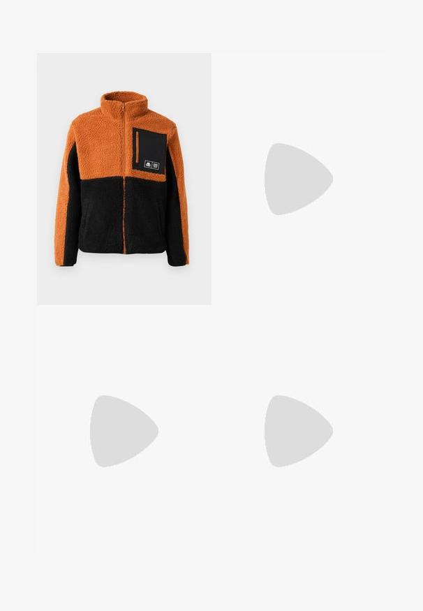 Fleece bunda s oranžovým a čiernym farebným blokovaním, úplným zipsom, vysokým golierom a čiernou náprsní kapsou so zipsom a detailom loga.; Tmavošedá mikina s kapucňou a fleecovou podšívkou, predné klokanie vrecko, rebrované manžety a lem, a jemné logo na hrudi.; Čierne široké nohavice vyrobené z hladkej látky, s plochým predným dielom, pútkami na opasok a dvoma bočnými vreckami. Červený logo značky zdobí stranu.; Čierne tenisky s vrchnou časťou z máčanej a syntetickej látky, gumovou podrážkou, zaoblenou špičkou a reflexnými akcentmi na stranách a šnúrkach.