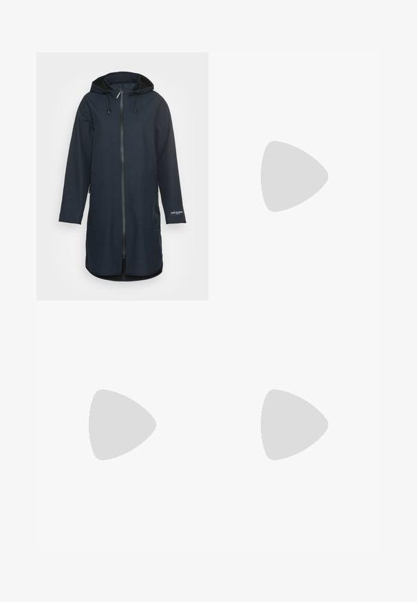 Lange marineblauwe jas met een capuchon, rits aan de voorkant, twee zijzakken en elastische koordjes. Gemaakt van een gestructureerde stof met een subtiel patroon.; Lichtgrijze hoodie met lange mouwen, hoge kraag, witte trekkoorden, kangoeroezak aan de voorkant en geribde boorden en zoom, weergegeven op een effen achtergrond.; Hoge taille blauwe jeans van denim, met een klassiek vijf-pocket ontwerp, gestikt detail en een slim fit met taps toelopende benen.; Lichte grijze sportieve schoen met gaaspanelen, oranje veters en een witte rubberen zool. Heeft een textuurontwerp en een gewatteerde kraag.