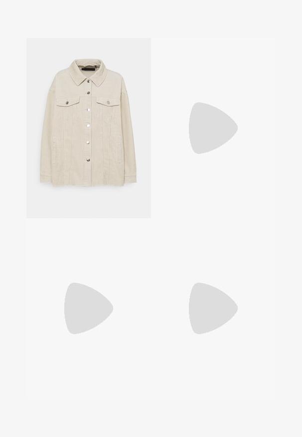 Chaqueta de pana beige con cuello, cierre de botones, dos bolsillos en el pecho y un corte relajado. Textura acentuada de canalé y herrajes metálicos plateados.; Vestido de suéter negro de punto con mangas largas, escote en V y detalles de encaje en el escote. Textura acanalada con aberturas laterales en el dobladillo.; Zapatilla blanca de caña alta Converse Chuck Taylor All Star con parche de logo negro y cordones blancos, presentada sobre fondo blanco.; Pendientes de aro de plata, forma circular, textura lisa y brillante, y ancho constante en toda su extensión. Diseño minimalista sin acentos adicionales.