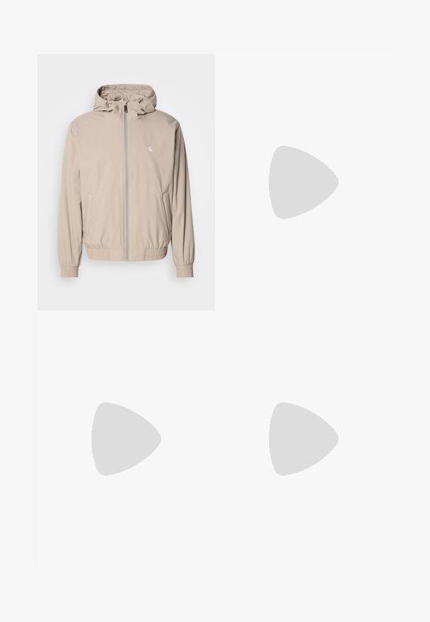 Veste coupe-vent beige clair avec capuche, poignets et ourlet élastiques, équipée d'une fermeture éclair devant et d'un petit logo sur la poitrine. Texture lisse.; Pull col roulé crème à manches longues avec des poignets côtelés et un logo discret sur la poitrine, présenté sur un fond blanc uni.; Jean droit bleu foncé en denim, avec un design classique à cinq poches, des coutures discrètes et une fermeture avant à boutons.; Baskets en cuir noir avec une finition lisse, bout arrondi, coutures ton sur ton, devant à lacets et semelle plate en caoutchouc. Anse au talon.