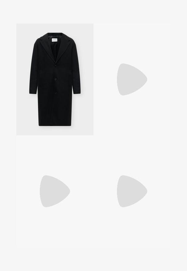 Manteau long noir taillé, avec un col à crans, trois boutons devant et deux poches latérales, présenté sur un fond clair uni.; Un pull à col roulé noir en matière tricotée douce. Il possède des manches longues, un col et un ourlet côtelés. Son design est simple et épuré, sans motifs.; Pantalon noir ample avec taille élastique et cordon de serrage à l'avant, jambes droites, design sobre, présenté sur un fond neutre.; Chaussure noire en cuir à enfiler avec un design épuré, bout rond et semelle épaisse en caoutchouc texturé. Présente une sangle décorative à l'avant.