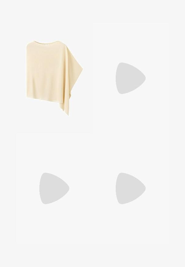 Lichtbeige asymmetrische gebreide poncho met een brede halslijn en een gedrapeerde zoom aan één kant.; Beige satijnen camisol met een diepe V-hals en dunne, gekruiste spaghettibandjes aan de achterkant.; Beige satijnen shorts met elastische tailleband en trekkoord, gladde textuur, ontspannen pasvorm en korte lengte.; Bruine rubberen teenslipper met gestructureerde zool en merkgebonden V-vormige bandjes op een effen lichte achtergrond.