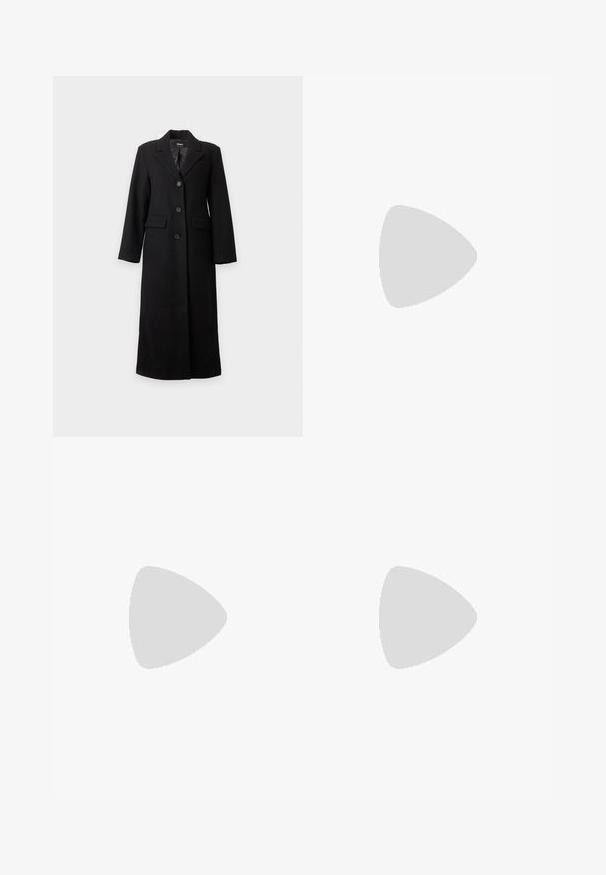 Long manteau noir pour femme avec trois boutons devant, deux poches à rabat et un col cranté, présenté sur un fond clair uni.; Blouse en dentelle noire à manches longues avec un col rond, un ourlet festonné et un dos avec un détail en clé. Motif floral délicat sur l'ensemble.; Jupe plissée noire avec une taille ajustée et un design longueur sol. Fabriquée en tissu léger avec une texture lisse.; Grande botte noire en cuir à lacets avec un petit talon bloc et un bout arrondi vue de côté sur fond blanc.