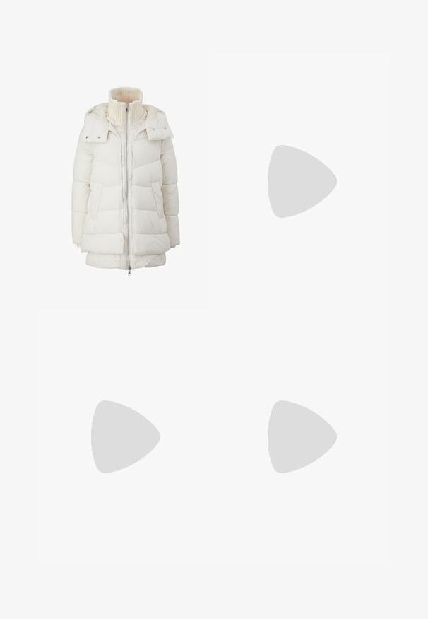 s.Oliver Wintermantel - off-white; Bordeaux lange mouwen trui met een ronde halslijn, zachte textuur en een minimalistisch ontwerp. Heeft ribbelmanchetten en een rechte zoom.; Donkerblauwe denim jeans met een rechte pasvorm, voorzien van een rits, twee voorkruizen en subtiele vervaging. Zachte textuur met minimale slijtage.; Zwarte leren enkellaarsjes met een ronde neus en een blokhak. Beschikt over een zijrits en een gladde textuur. Draagt met een versleten denimrok.