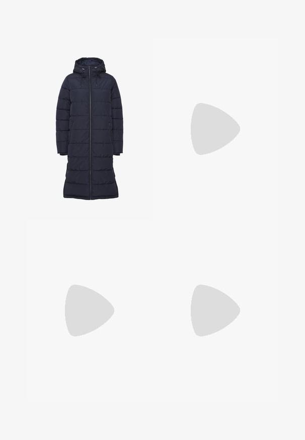 Marineblå lang pufferjakke med hætte, der har vandrette quiltede sektioner, lynlås foran og sidelommer med lynlås. Glat stoftekstur.; Sort og cremestribet sweater med rund hals og ballonærmer. Har varierede stribevinkler og blød strikstruktur.; Beige bukser med lige ben, bæltestropper, detalje med forreste søm og skjult lukning foran.; Beige ruskindsankelstøvler med spids tå og lav sort blokhæl, båret med lyseblå bukser med lige ben.