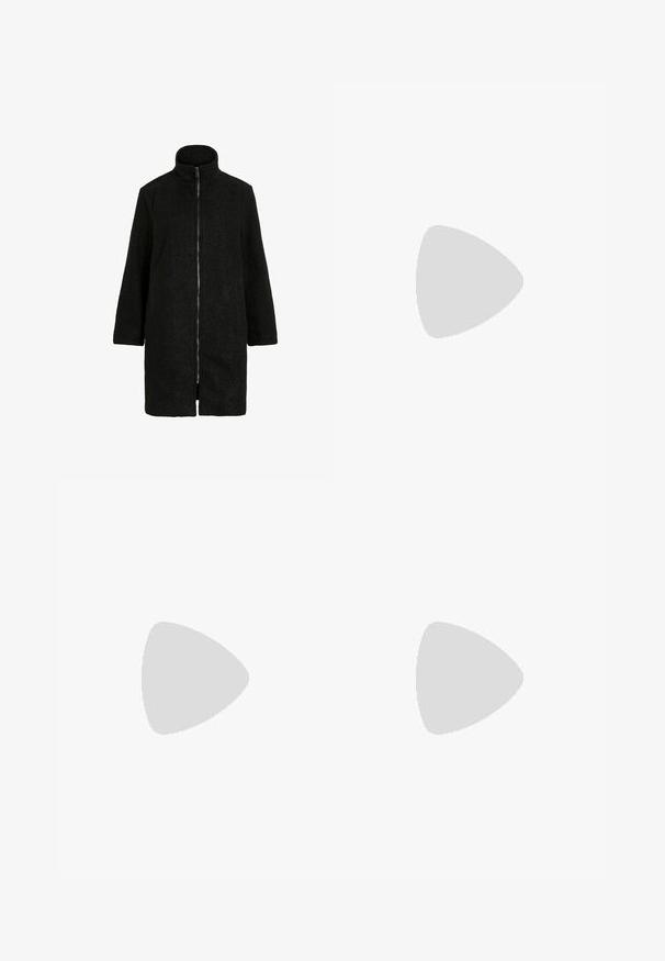 Manteau en polaire noir avec un col haut, doté d'un zip frontal et de poches latérales. Le tissu présente une texture et une silhouette décontractée.; T-shirt en coton blanc à manches courtes, avec un col rond et une coupe droite. Texture lisse, design simple, sans motifs ni accents visibles.; Pantalon noir à jambes larges avec passants pour ceinture et poches frontales, conçu pour une coupe décontractée et un port formel ou décontracté.; Escarpin noir en daim à talons hauts avec un nez pointu et une silhouette élégante. Présente un talon fin et une texture lisse. Design classique.