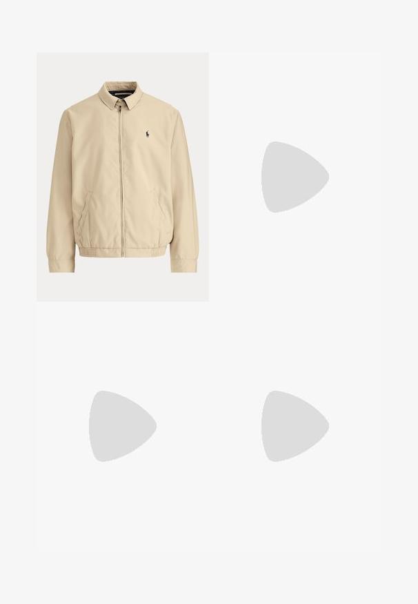 Beige lynlåstrøje med krave, elastisk kant, sidelommer og lille mørkt broderet logo på venstre bryst.; Beige langærmet skjorte med knapper, krave, forreste knapper og lille mørkeblå broderet logo på venstre bryst.; Lyseblå straight-leg denim jeans med forlommer, bæltestropper, knaplukning og let falmede detaljer.; Hvide lædersneakers med en glat tekstur, der har en perforeret tå, snørebåndslukning og broderet logo på siden. Hvid gummisål.