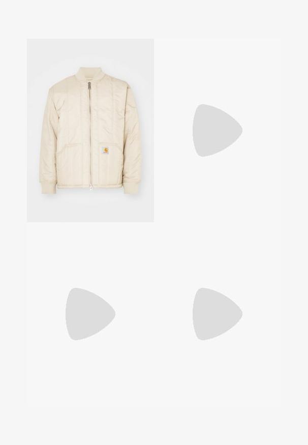 Hellbeige Bomberjacke mit einem Frontreißverschluss, geripptem Kragen und Bündchen, zwei Taschen und vertikalen Nähmustern. Carhartt-Logo auf der Tasche.; Schwarzes Baumwoll-T-Shirt mit Rundhalsausschnitt, kurzen Ärmeln und einer Brusttasche auf der linken Seite. Glatte Textur und minimalistisches Design.; Schwarze Jeanshose mit geradem Bein, ausgestattet mit einem Knopf- und Reißverschluss, Gürtelschlaufen und minimalen Nähdetails.; Schwarzer Adidas-Sneaker mit weißen Streifen, blauen Schnürsenkeln und Gummisohle, der über einer grauen Betontreppe im weichen Licht schwebt.
