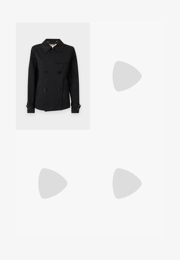 Veste noire à double boutonnage avec un col, comportant deux poches avant, des boutons noirs et des accents de boucle réglables sur les manches.; T-shirt à col montant noir à manches courtes en tissu lisse et extensible, au design ajusté et aux bords sans couture.; Pantalon noir ajusté avec une coupe droite, doté de plis avant et d'une ceinture plate. Fabriqué dans un tissu lisse et texturé.; Chaussure plate en cuir noir à bout pointu avec talon bas et finition lisse, vue de côté sur un fond gris clair.