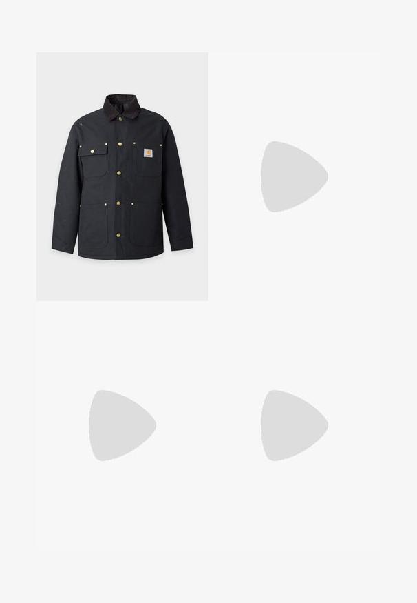 Veste noire boutonnée avec quatre poches avant, col marron, boutons-pression en laiton et un petit écusson logo Carhartt sur la poche supérieure droite.; Chemise en flanelle noir et blanc avec un motif à carreaux, présentant deux poches poitrine, un devant boutonné et un col. Tissu doux et texturé.; Pantalons larges beige en coton robuste. Comprend des poches avant et latérales, des coutures visibles et des accents en métal sur les poches.; Botte de randonnée en cuir marron avec une finition lisse, cheville rembourrée, œillets en métal et semelle en caoutchouc dotée d'un motif de crampons robuste.