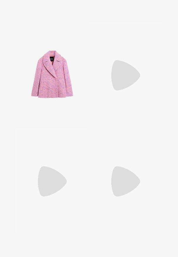 Manteau en laine à double boutonnage, tacheté de rose et de violet, avec de larges revers et de longues manches par Desigual.; Pull en tricot avec un motif texturé, featuring des rayures turquoise et jaunes. La laine épaisse donne un aspect chunky et douillet.; Jupe tricotée bleu foncé avec de très fines rayures blanches verticales et un ourlet drapé asymétrique sur un côté.; Bottine à lacets avec panneaux en tissu fleuri, garniture en cuir foncé, surpiqûres multicolores et talon bloc décoré de motifs floraux dorés.