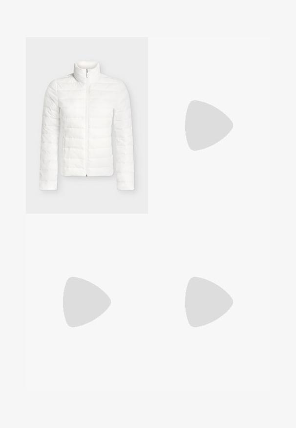 Witte doorgestikte lichte jas met volledige voorrits, opstaande kraag, lange mouwen en met rits afgesloten zijzakken.; Grijs cropped truitje met een polo-kraag, voorzien van vijf bruine knopen en geribbelde manchetten en zoom. Gemaakt van een zacht, gestructureerd materiaal.; Lichtgrijze linnenbroek met een losse pasvorm, een tailleband met koord, twee zijzakken en plooi-details aan de voorkant.; Witte leren sneaker met grijze suède accenten, ronde neus, vetersluiting aan de voorkant en een gestructureerde rubberen zool. Fleece voering bij de kraag, "VEJA" branding.