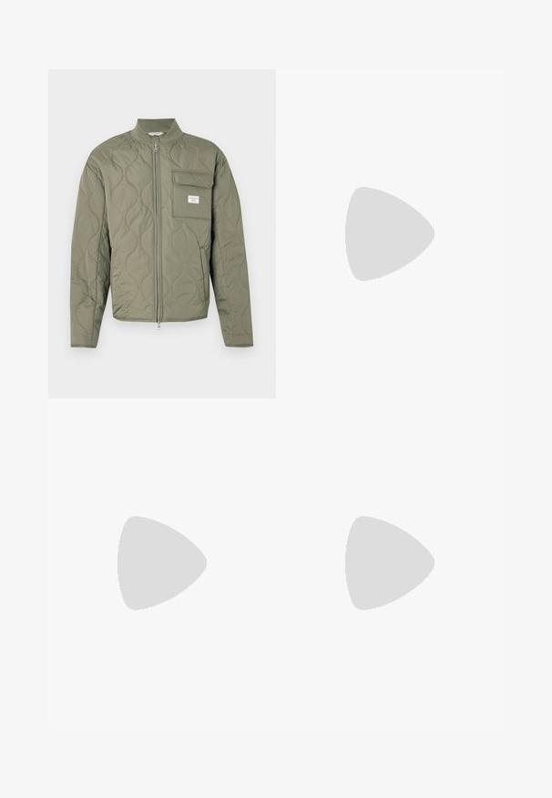 Veste matelassée verte olive à fermeture éclair avec coutures ondulées, col montant et poche à rabat sur la poitrine gauche avec une étiquette blanche.; T-shirt vert clair à manches courtes en tissu texturé. Doté d'un col rond et d'un petit logo "BOSS" en relief sur la poitrine.; Pantalons beiges en tissu léger, avec une coupe droite, une taille avec passants de ceinture et une fermeture à bouton sur le devant.; Mocassin homme en cuir noir avec couture moc toe, bride penny, col texturé et petit talon empilé sur fond blanc.