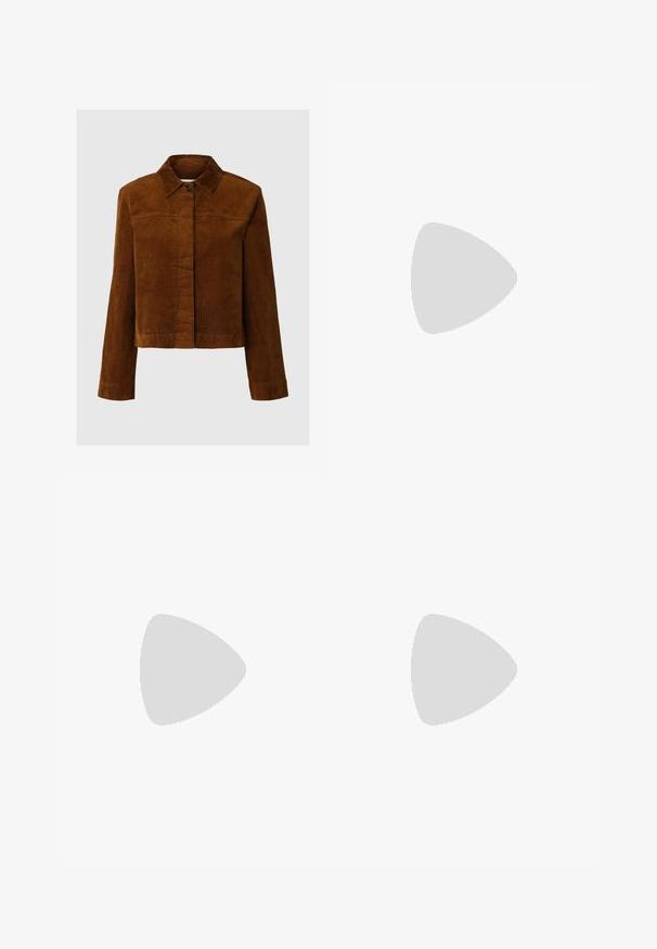 Chaqueta marrón de pana con cuello, mangas largas, cierre frontal con botones y dobladillo recto.; Camisa de manga corta con botones y un vibrante patrón de frutas y hojas en naranja, verde y azul verdoso sobre fondo oscuro.; Los pantalones vaqueros acampanados de lavado claro presentan una cintura alta, bolsillos frontales y herrajes en bronce. La tela tiene una textura desvanecida con un acabado suave.; Bota de ante color tan hasta el tobillo con tacón cuadrado, panel lateral elástico y suela de goma con un patrón de relieve para mayor tracción.