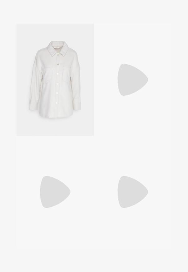 ONLY Petite ONLKINSLEY - Chaqueta fina - pumice stone; Suéter corto en blanco roto, con textura de canalé, cuello redondo y mangas largas, ligeramente oversized.; Vero Moda Petite VMCHARLOTTE PANT - Pantalones cargo - capers; Zapatilla gruesa beige y blanca con suela gruesa, paneles de malla y cuero, recortes ovalados en la entresuela, lengüetas en la lengüeta y el talón.