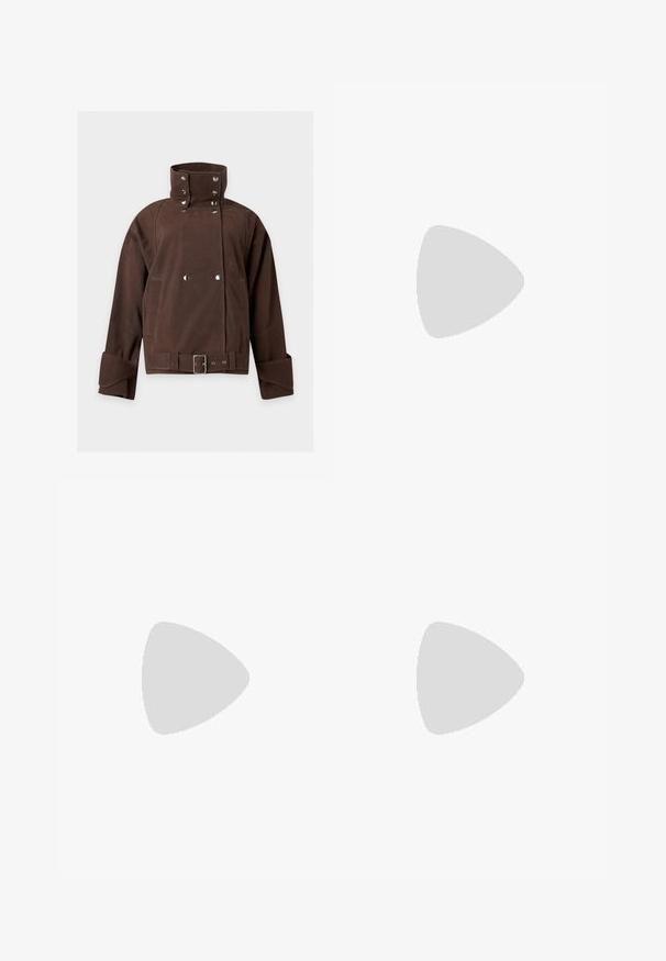 Tumepruun seemisnahast jakk kõrge trukikraaniga kraega, laiad varrukad, eesmine vöö pandlaga ja kaks küljetaskut heledal taustal.; CLOSED CREW NECK DRESS LONG SLEEVE - Kampsunkleit - forest green; Pikad, tumepruunid nahast saapad, sileda viimistlusega, ümara varbaosaga ja kontrastse pruuni akendiga. Neil on külgrihm metallist klõpsuga.; Tumedat pruunist nahast käekott pealse sangaga, esiklapiga, dekoratiivsete õmmeldud vöödega ja reguleeritava õlarihmaga laial taustal.