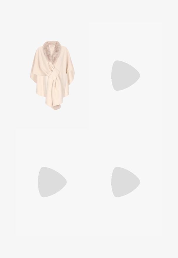 Beige Wickeljacke mit breitem Kragen, gefüttert mit weichem Kunstfell. Das Design zeichnet sich durch eine lockere Passform, eine überkreuzte Vorderseite und eine Knotendetail in der Taille aus.; Hellblaues Pailletten-Abendkleid mit figurbetontem Schnitt, dünnen Trägern und einem Meerjungfrau-Saum, das mehrfarbige reflektierende Akzente aufweist.; Goldene High-Heel-Sandale mit dünnem Knöchelriemen und drei vorderen Riemen über den Zehen auf einfarbigem Hintergrund.; Clutch-Tasche in Form einer Muschel mit plissiertem beigefarbenem Stoff und zwei perlenähnlichen Perlen als Verschluss oben.
