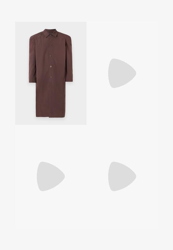 Manteau long marron avec un col, fermeture à boutons et manches raglan. Tissu lisse avec un léger éclat et sans motifs visibles.; Pull-over à manches longues avec col et poignets noirs, présentant un motif pied-de-poule abstrait noir et blanc texturé.; Pantalons en denim noir avec un motif style graffiti dans des nuances de gris. Design à jambes droites avec une structure classique à cinq poches et des accessoires en métal.; Chaussures en cuir noir de style mocassin avec une semelle plate et texturée, présentant un bout piqué et une sangle traversant le cou-de-pied.
