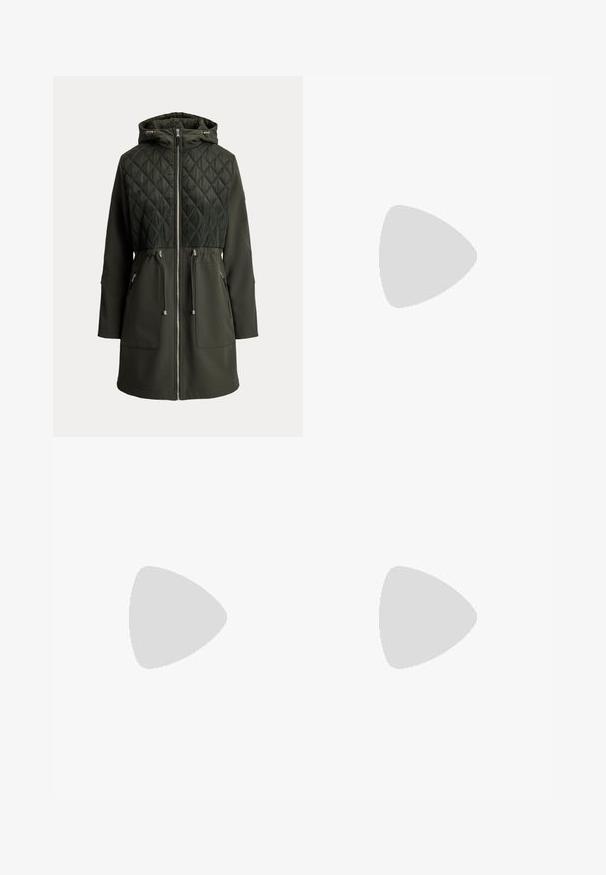 Mørkegrøn lang jakke med quiltet øvre front, hætte med snøre, frontlynlås og to store lynlåslommer med justerbare taljebånd.; Hvid kortærmet V-hals t-shirt med lille mørkeblå Polo Ralph Lauren-logo på venstre bryst.; Vinrøde bukser med vide ben lavet af bomuld. Har høj talje, lukkes med knapper foran og har to baglommer. Glat tekstur.; Lauren Ralph Lauren JANSON II CANVAS SNEAKER - Sneakers - navy