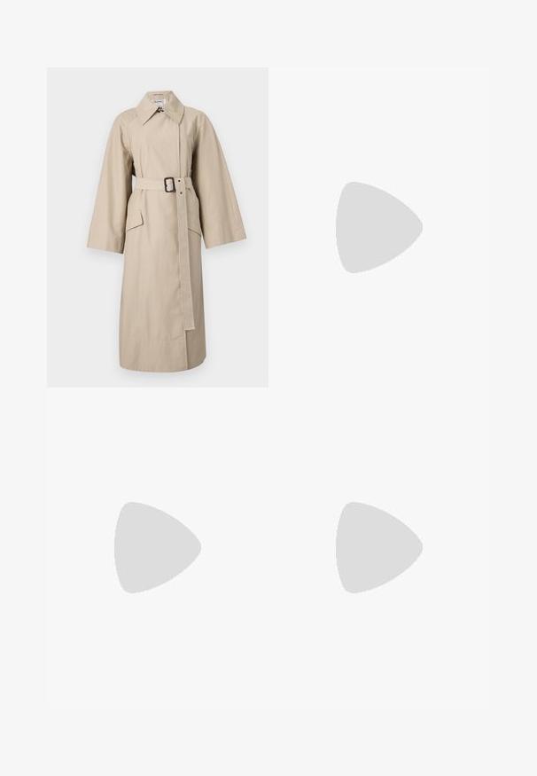 Manteau beige avec un grand col, des manches larges, une taille ceinturée et des poches latérales. Fabriqué en tissu texturé, avec un design épuré et minimaliste.; Robe midi en denim foncé sans manches avec fermeture à boutons sur le devant, deux poches à rabat sur la poitrine, un col et des surpiqûres contrastantes orange.; Botte chelsea noire en cuir brillant avec bout pointu, panneaux latéraux élastiques, languette à l'arrière et talon conique de hauteur moyenne.; Sac à main en nylon noir avec une silhouette incurvée, une bandoulière réglable slim et un accent métallique arborant un emblème ailé à l'avant.