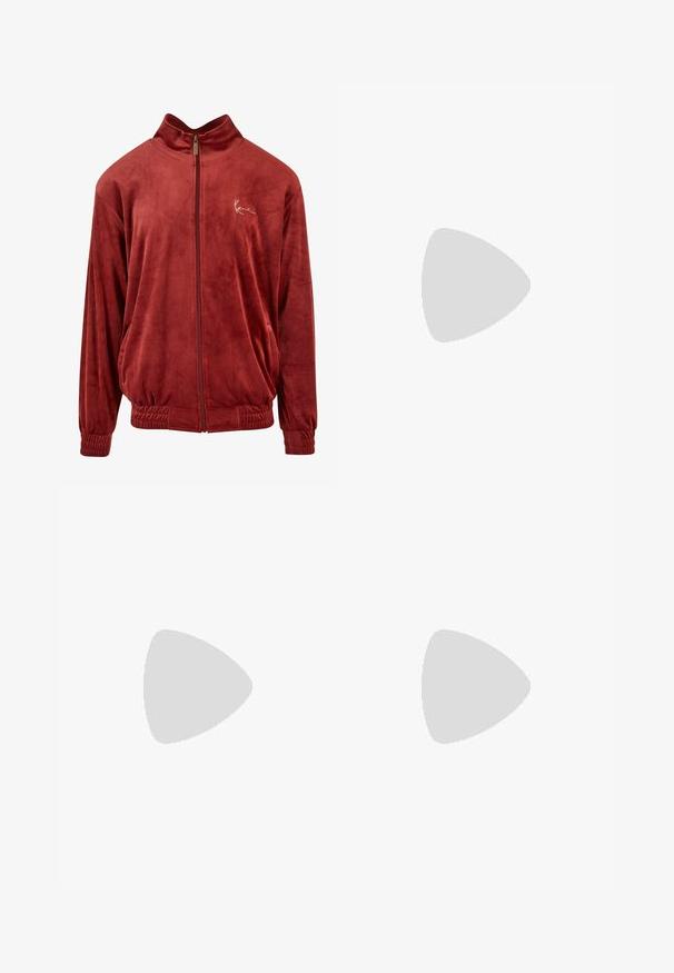 Veste zippée bordeaux en tissu doux et velouté. Dotée d'un col haut, de poignets élastiques et d'un logo brodé sur la poitrine.; Pull en maille marron avec un col montant et une demi-fermeture éclair. Présente une texture côtelée et des épaules tombantes pour un ajustement décontracté.; Jean noir à jambes larges en tissu denim, avec une taille haute, un design à cinq poches et des détails en métal. Surface texturée avec un léger effet délavé.; Baskets en suède beige avec des accents blancs, bout rond et fermeture à lacets. Tige texturée et semelle en caoutchouc avec un branding discret.