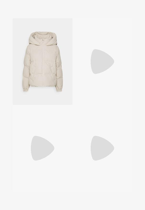 Vero Moda Petite VMNOE SHORT COATED JACKET - Winterjas - oatmeal; Zwart geribd poloshirt met lange mouwen, kraag en vier metalen drukknopen op de knopenlijst.; Lichtblauwe skinny jeans van denim. Voorzien van een standaard tailleband met knoopsluiting en rafelige zomen bij de enkels. Versleten details aanwezig.; Zwarte lakleren instappers met een ronde neus, lage blokhak en een gladde, glanzende afwerking. Beschikt over een decoratieve band aan de voorkant.